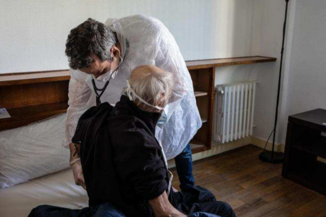 Suivi médical d'un patient âgé de 88 ans, admis au centre Covid+ de Châtenay-Malabry, avril 2020. © Agnes Varraine-Leca/MSF
